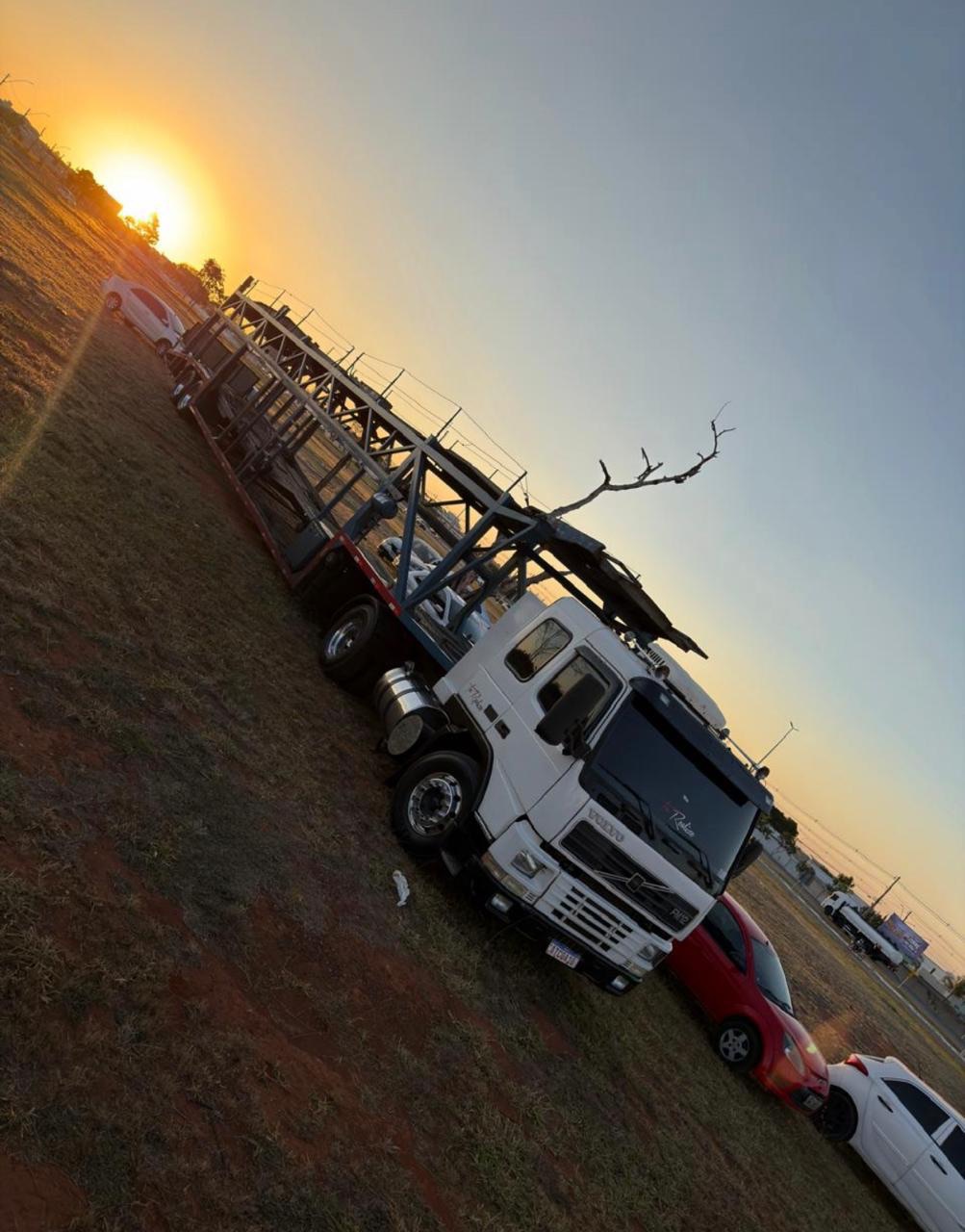 Cegonha Volvo estacionada ao pôr do sol